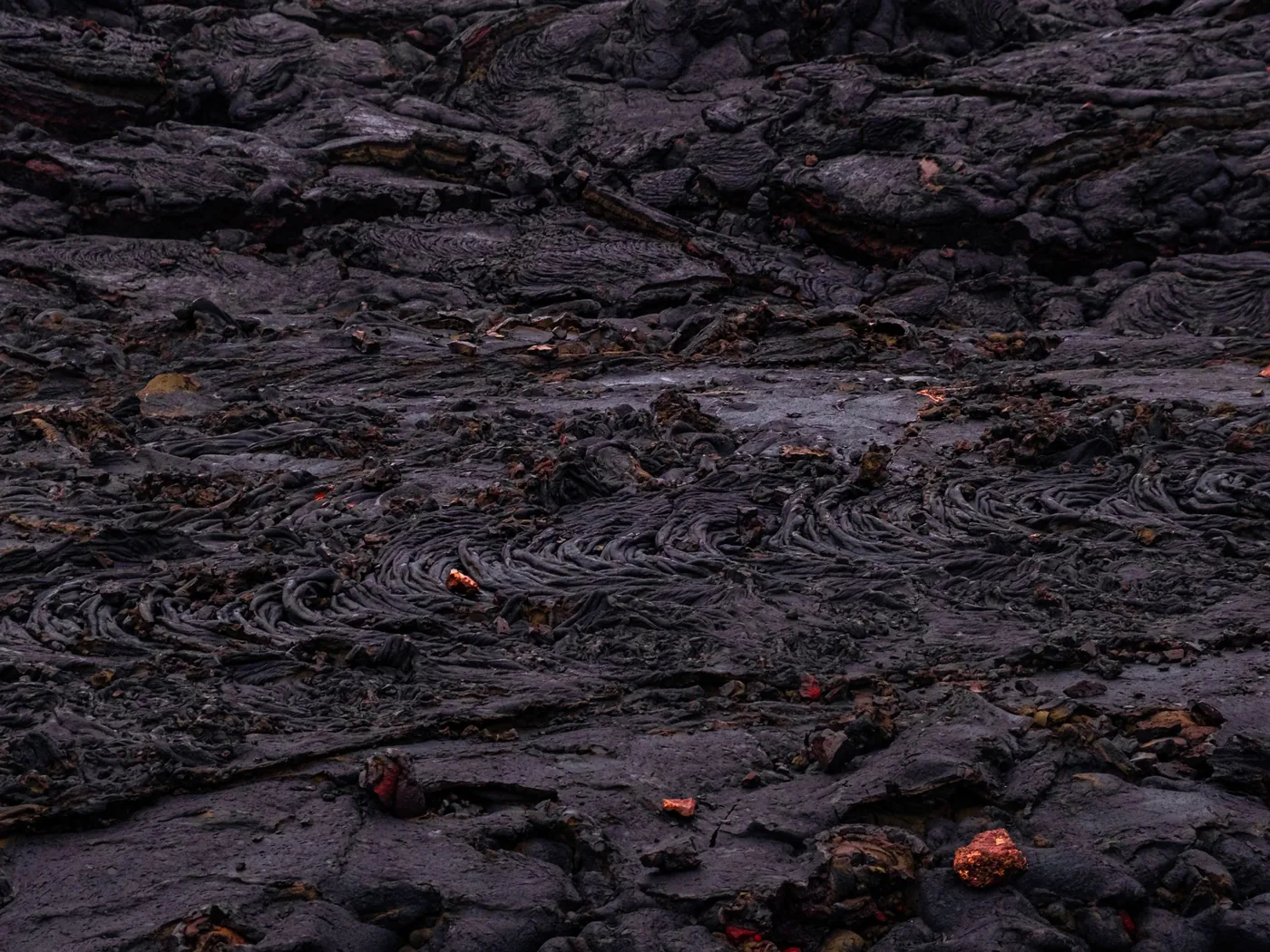 Vyschlá, ztvrdlá lávová pole na svazích vulkánu Pakaja